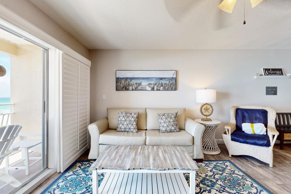Upgraded Gulf Beachfront Condo with WiFi Shared Pool & Seasonal Beach Service House in Destin