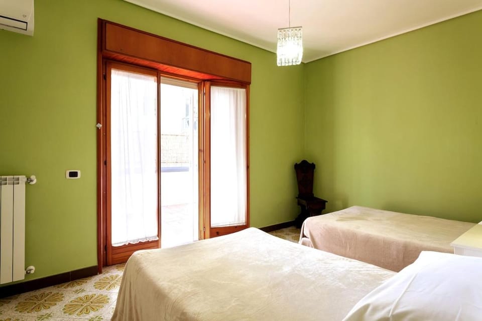 Bed, Day, Summer, Decorative detail, Bedroom, internet