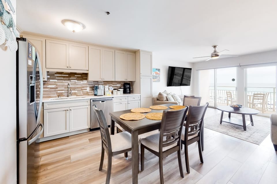 Beautiful Gulf Condo with Balcony Outdoor Shower & Shared Pool House in Destin