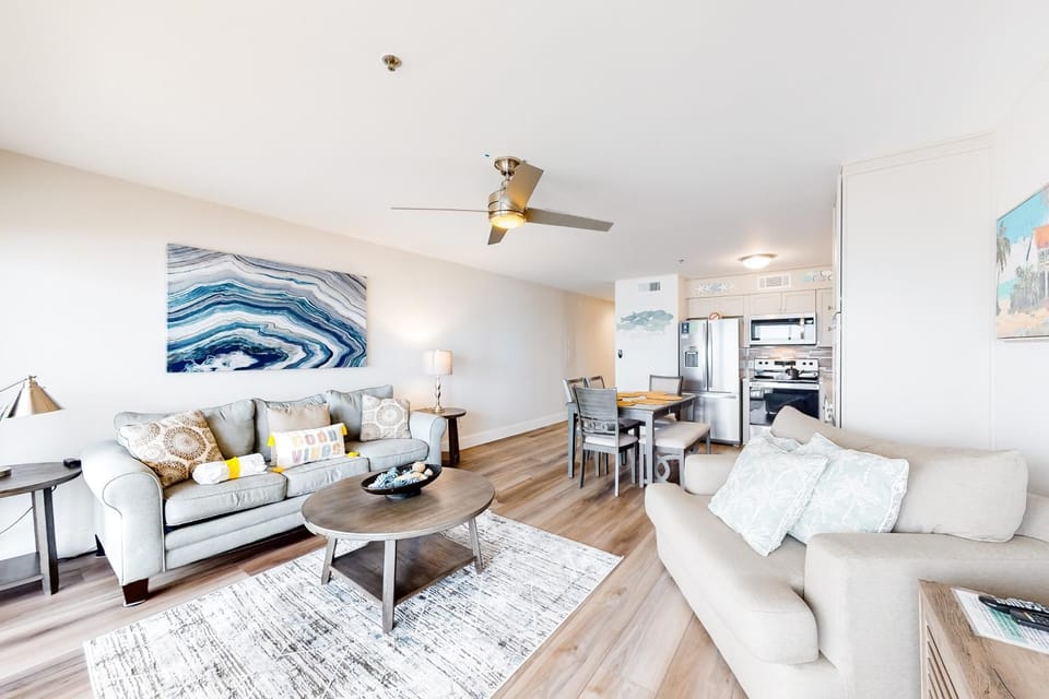 Beautiful Gulf Condo with Balcony Outdoor Shower & Shared Pool House in Destin