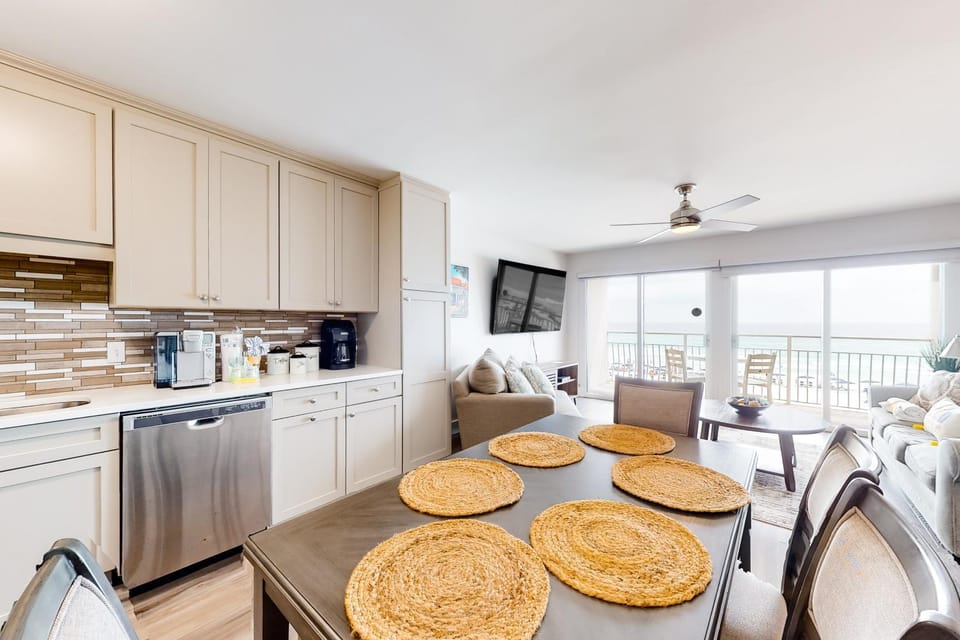 Beautiful Gulf Condo with Balcony Outdoor Shower & Shared Pool House in Destin