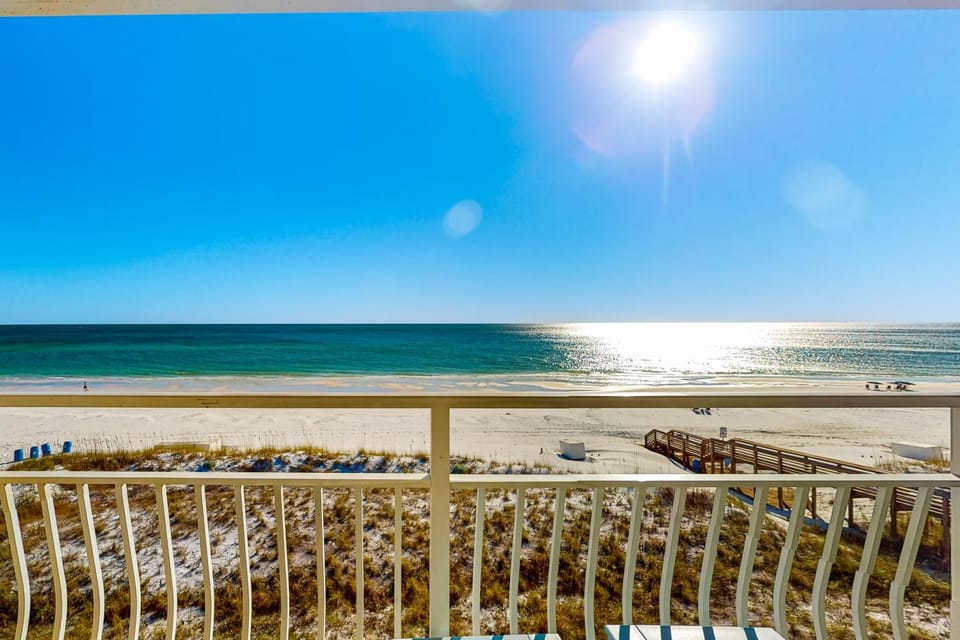 Gulf-front condo with complimentary beach equipment - near shops & dining House in Destin