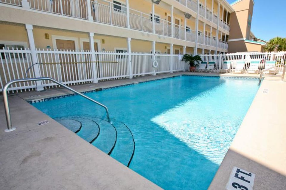 Gulf-front condo with complimentary beach equipment - near shops & dining House in Destin