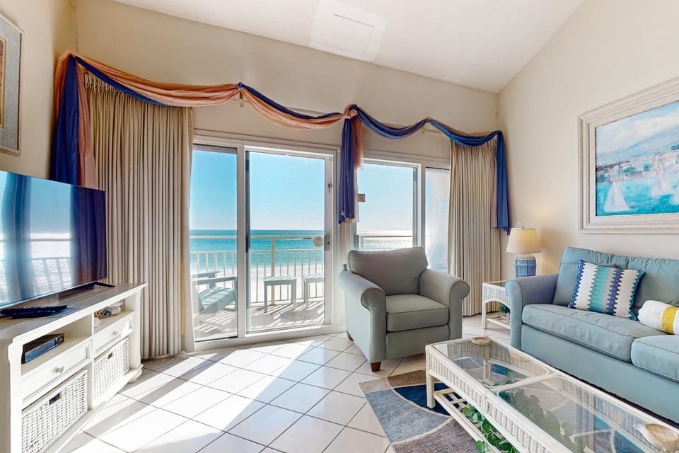 Gulf-front condo with complimentary beach equipment - near shops & dining House in Destin