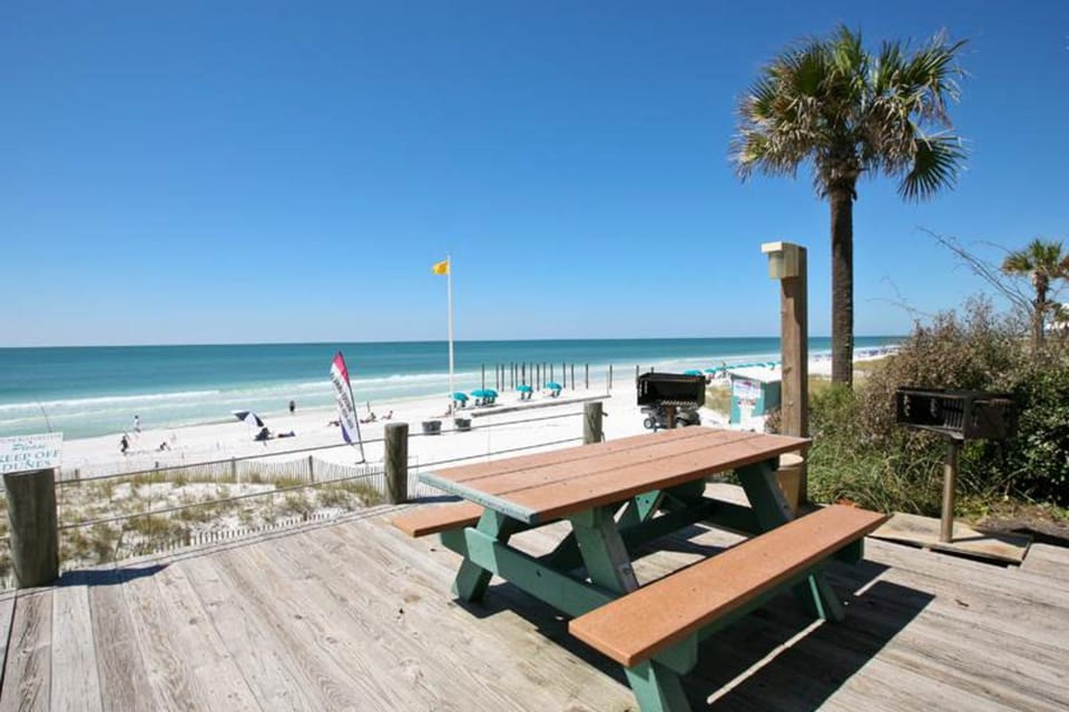 Oceanfront condo with AC WiFi pool & seasonal beach service House in Destin