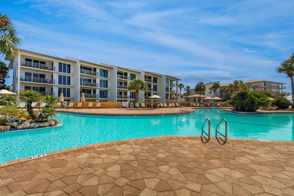 Open-concept beachfront home with balcony lagoon pool beach access pickleball House in Rosemary Beach