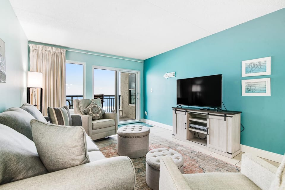 Beachfront home with balcony pool & beach access House in Okaloosa Island