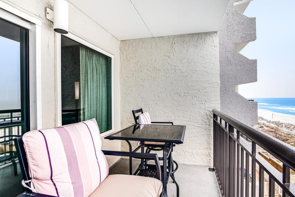 Beachfront home with balcony pool & beach access House in Okaloosa Island