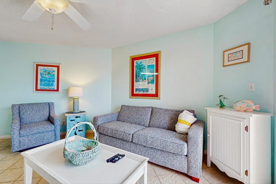 Family-friendly Gulf view condo with beach chair & umbrella shared pool hot tub House in Miramar Beach