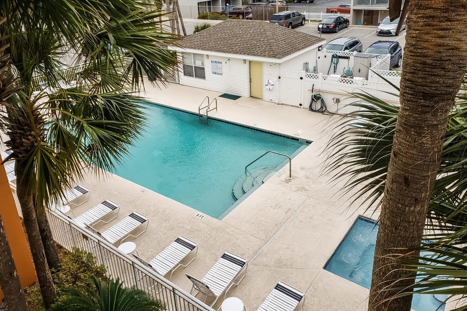 Family-friendly Gulf view condo with beach chair & umbrella shared pool hot tub House in Miramar Beach