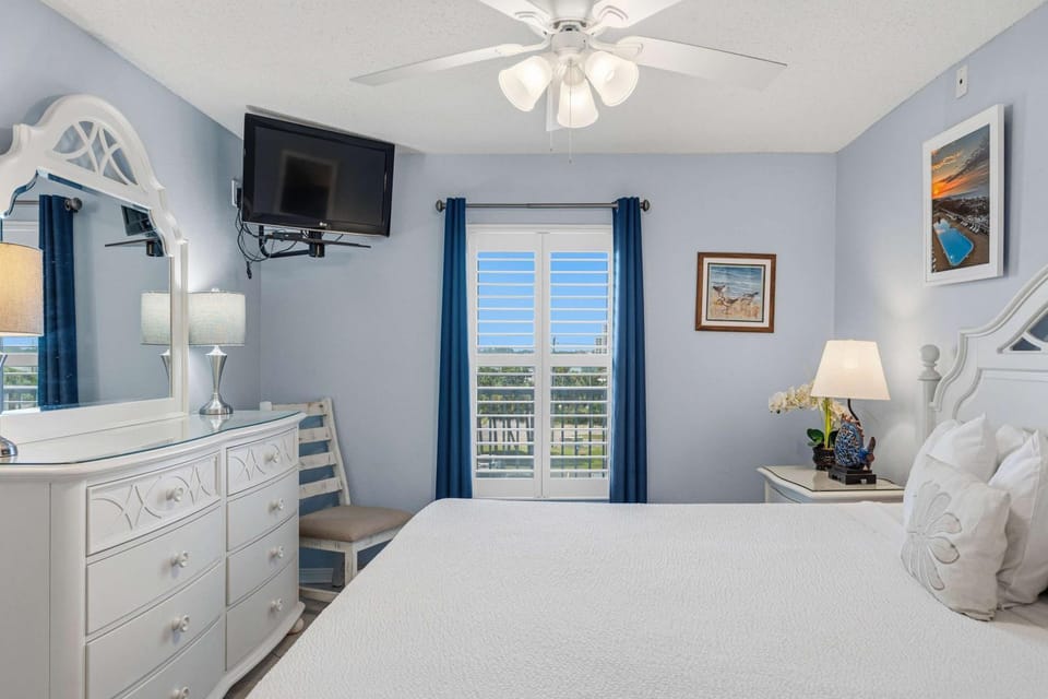Gulf front condo with free WiFi washer&dryer shared pool & beach access House in Okaloosa Island