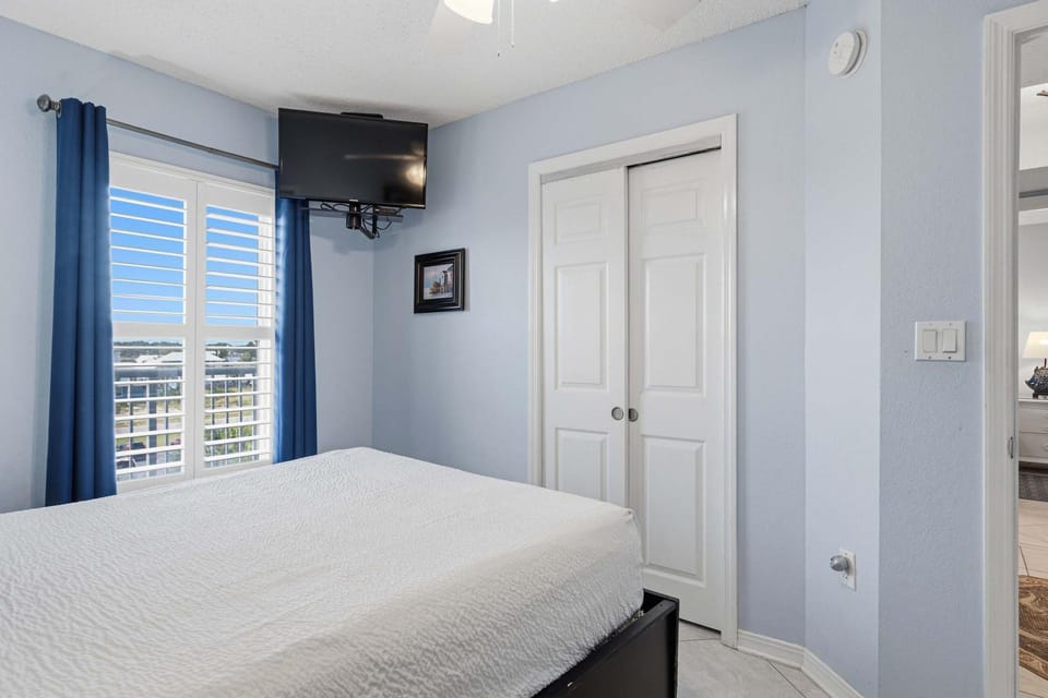 Gulf front condo with free WiFi washer&dryer shared pool & beach access House in Okaloosa Island