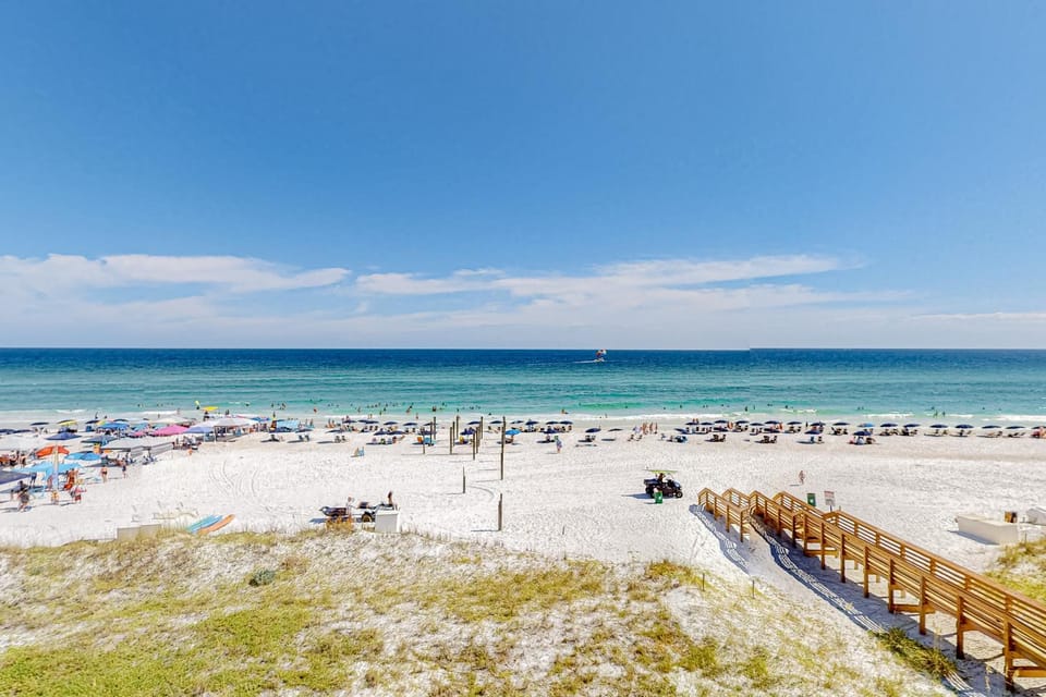 Gulf-front third-floor condo with WiFi pool beach boardwalk & central AC House in Destin