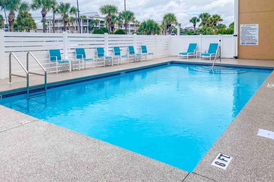 Stunning third-floor condo with balcony washer&dryer & pool House in Destin