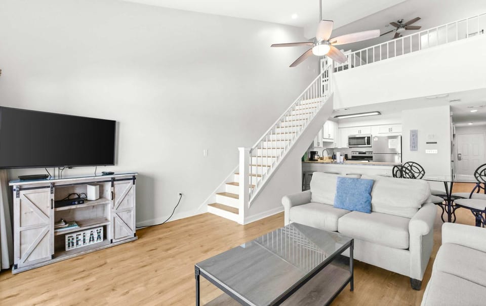 Stunning third-floor condo with balcony washer&dryer & pool House in Destin