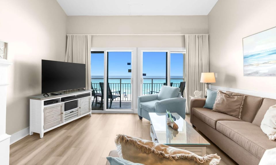 Wonderful Gulf-front condo with pool & beach boardwalk in the heart of Destin House in Destin