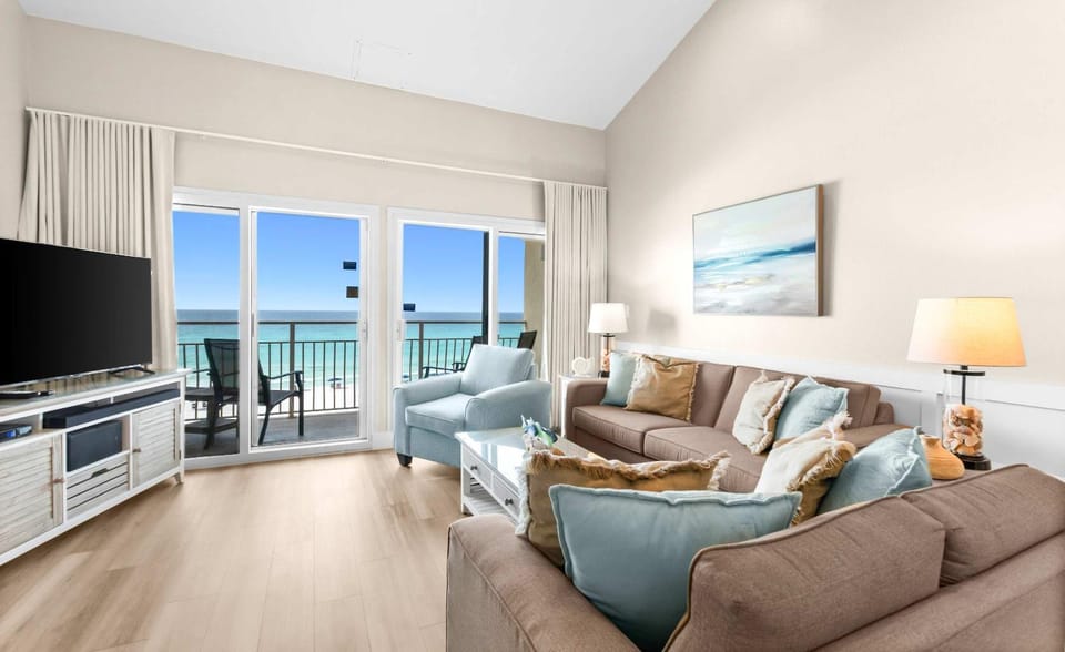 Wonderful Gulf-front condo with pool & beach boardwalk in the heart of Destin House in Destin