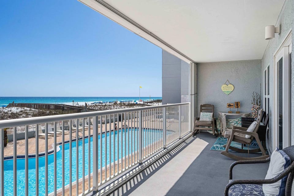 Spacious condo in with free WiFi pool access central AC and washer&dryer House in Okaloosa Island