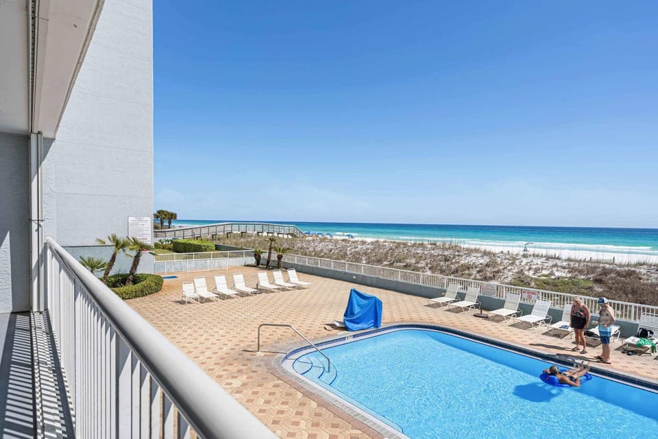 Spacious condo in with free WiFi pool access central AC and washer&dryer House in Okaloosa Island