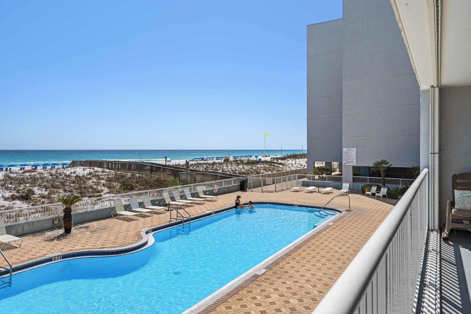 Spacious condo in with free WiFi pool access central AC and washer&dryer House in Okaloosa Island