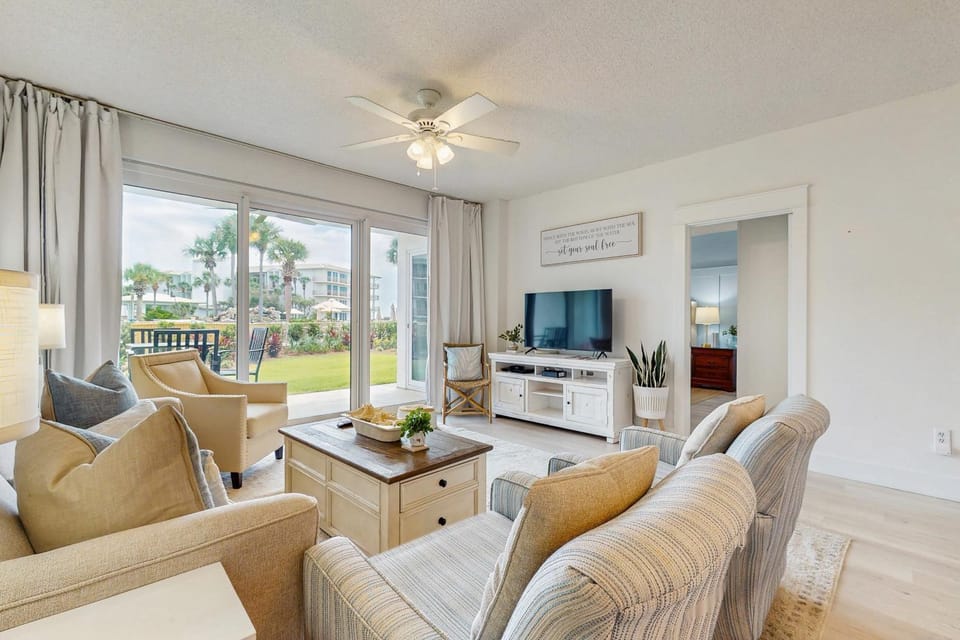 Beach haven with patio lagoon pool hot tub & pickleball - walk to beach House in Rosemary Beach