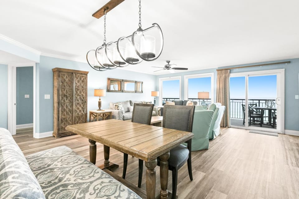 Oceanfront condo with pool ocean view washer&dryer & high-speed WiFi House in Okaloosa Island