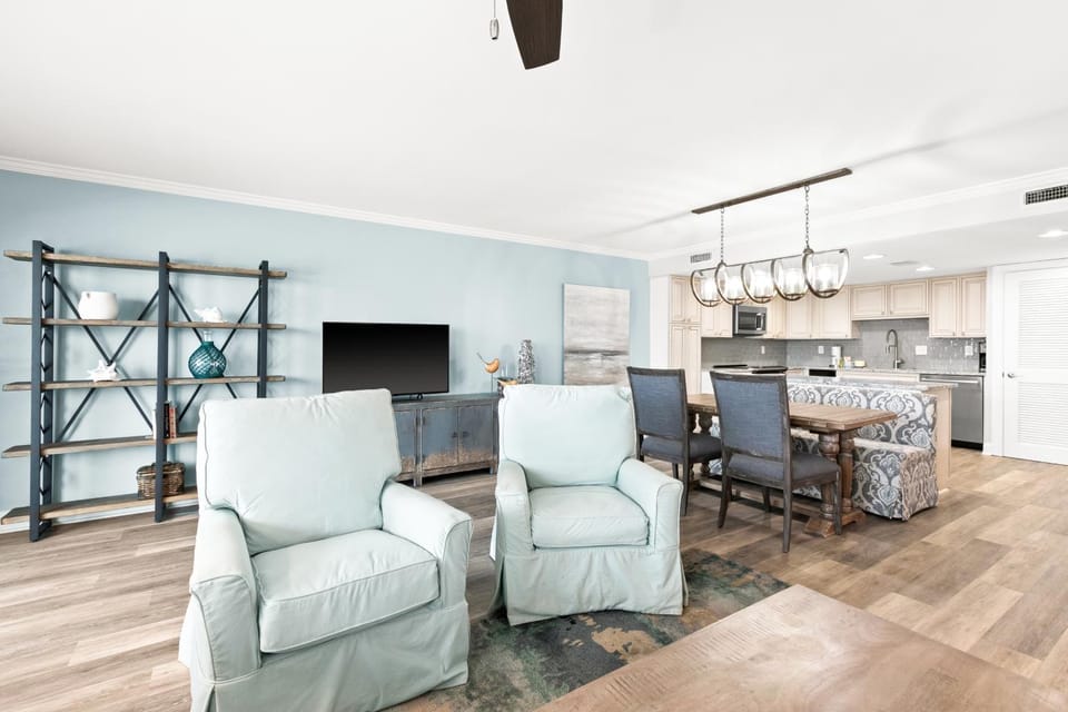 Oceanfront condo with pool ocean view washer&dryer & high-speed WiFi House in Okaloosa Island