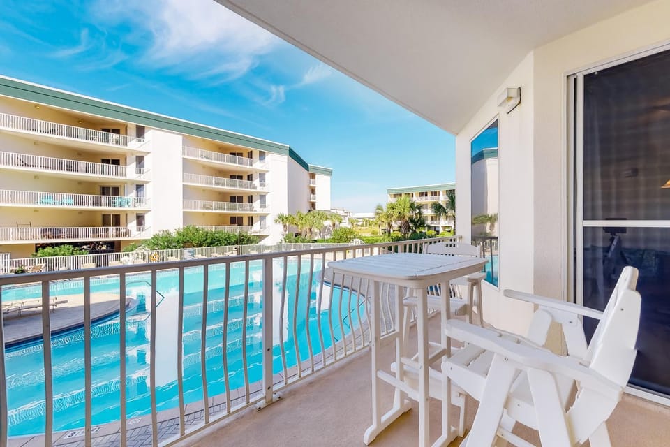 Lovely condo with pool hot tub ocean views & pickleball House in South Walton County