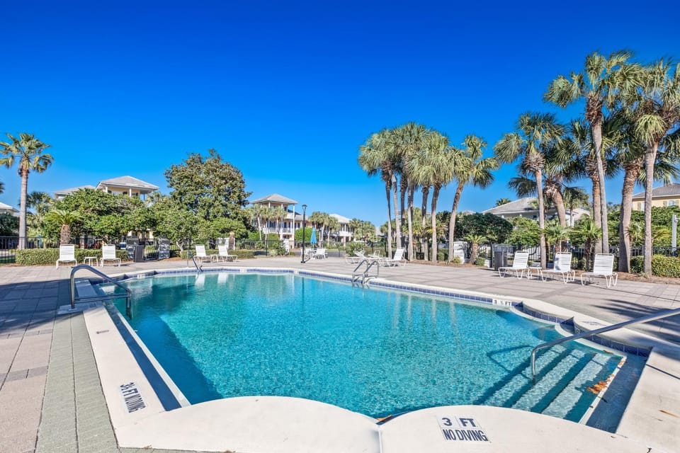 Gorgeous coastal private home close to everything and shared pool House in Miramar Beach