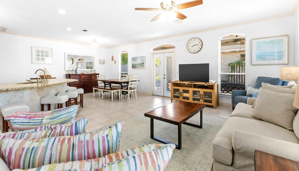 Gorgeous coastal private home close to everything and shared pool House in Miramar Beach