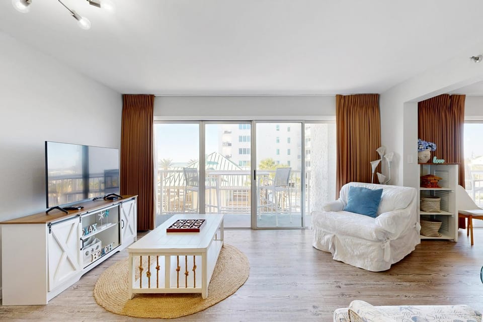Beautiful condo in beachfront building with pool balcony AC & lovely decor House in Okaloosa Island