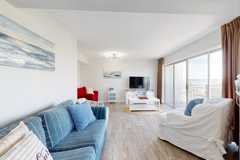 Beautiful condo in beachfront building with pool balcony AC & lovely decor House in Okaloosa Island