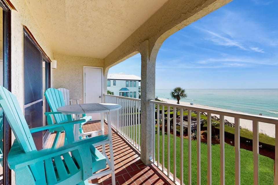 Ideally located beachfront home with balcony washer&dryer AC & amazing views House in Seacrest