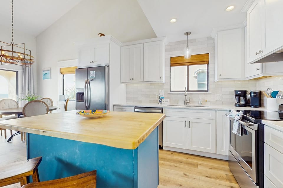 Ideally located beachfront home with balcony washer&dryer AC & amazing views House in Seacrest