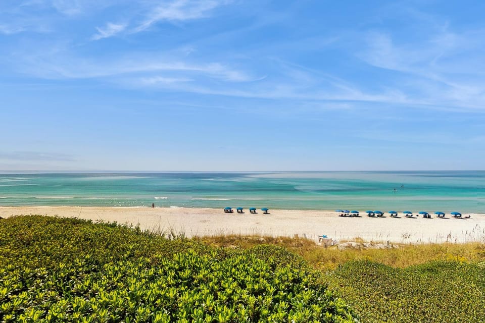 Ideally located beachfront home with balcony washer&dryer AC & amazing views House in Seacrest