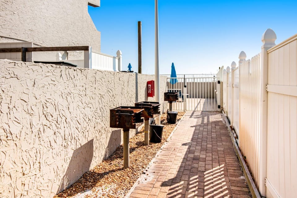 Beachfront condo with Gulf-view balcony central AC pool & tennis House in Okaloosa Island