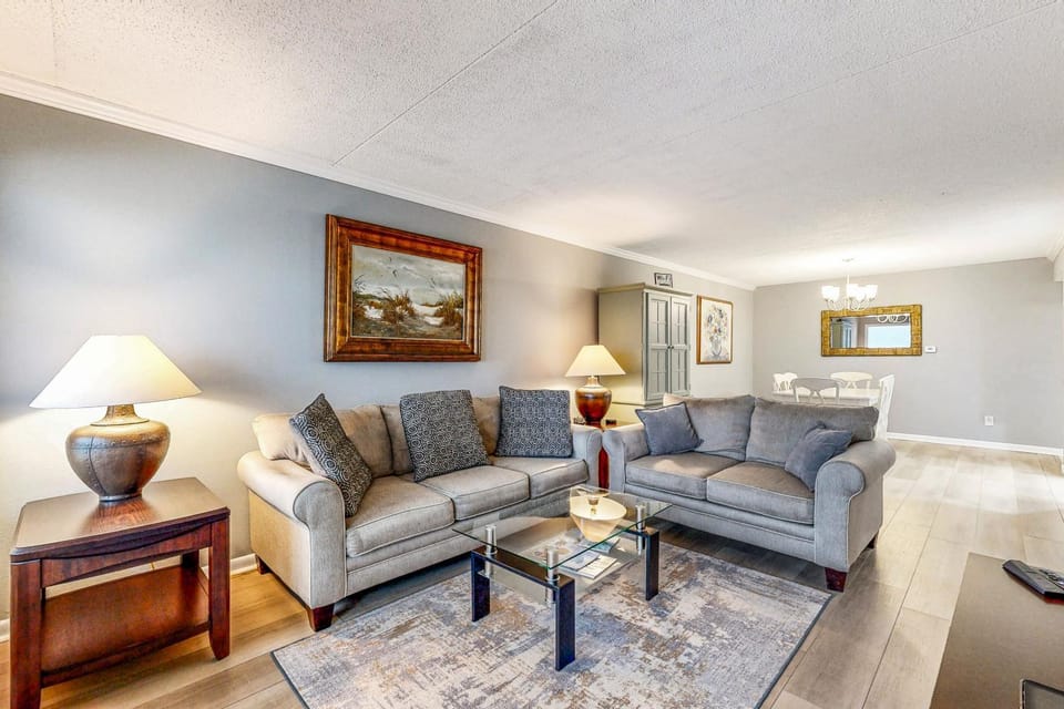 Beachfront condo with Gulf-view balcony central AC pool & tennis House in Okaloosa Island