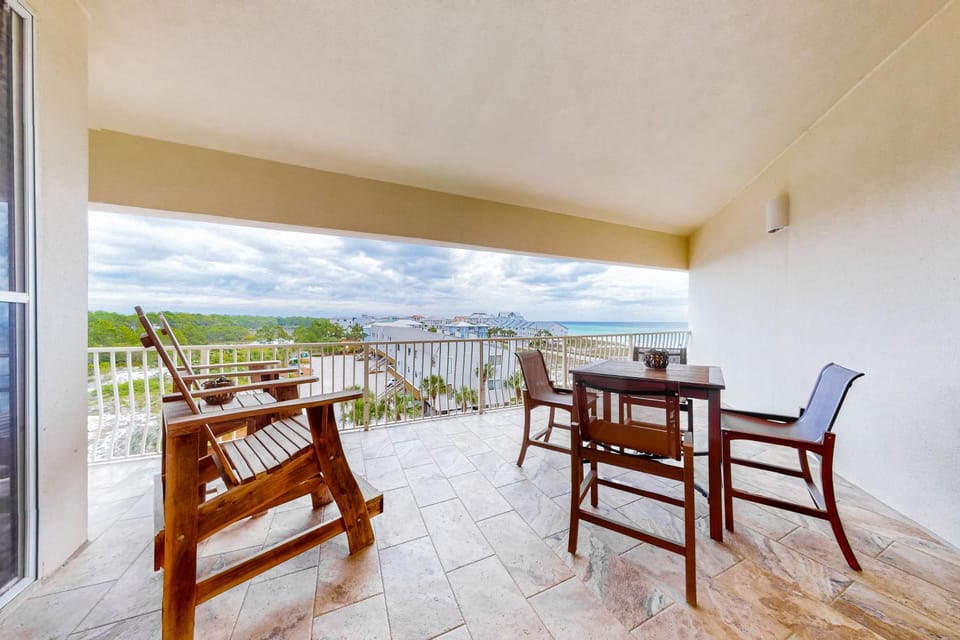 Stunning 4th-floor condo with pool tennis pickleball ocean & beach view House in South Walton County