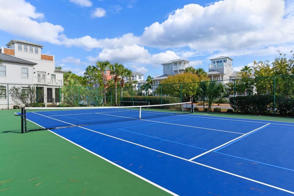 Stunning 4th-floor condo with pool tennis pickleball ocean & beach view House in South Walton County