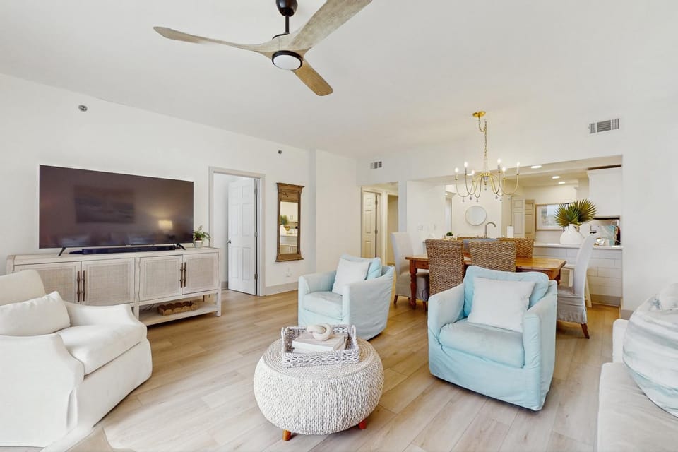2nd-floor condo with beach access pool tennis pickleball hot tub balcony House in Rosemary Beach