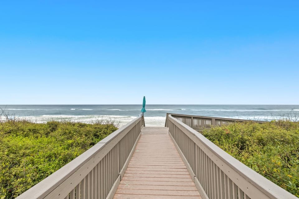 Luxuriously renovated condo with Gulf views beach access pool & hot tub House in Rosemary Beach