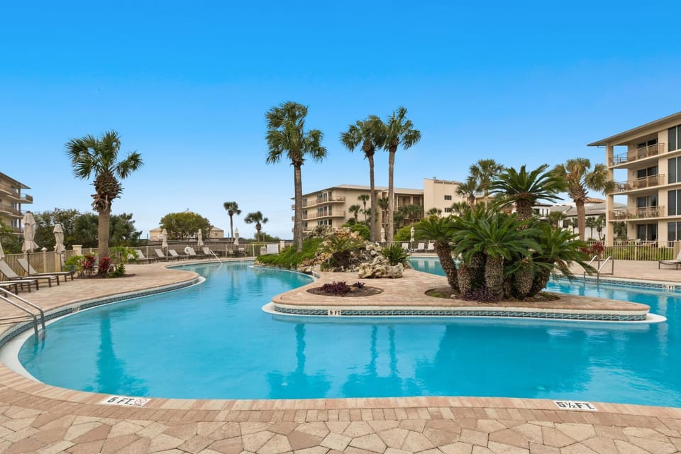 Luxuriously renovated condo with Gulf views beach access pool & hot tub House in Rosemary Beach
