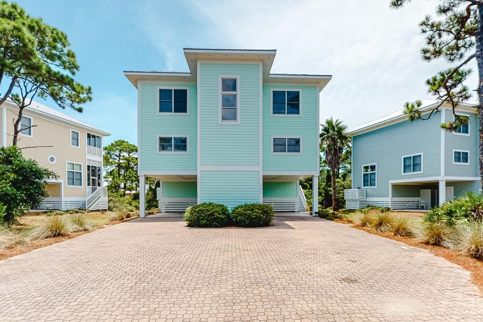 Spacious dog-friendly home with elevator screened decks on-site pool & gym House in Saint George Island