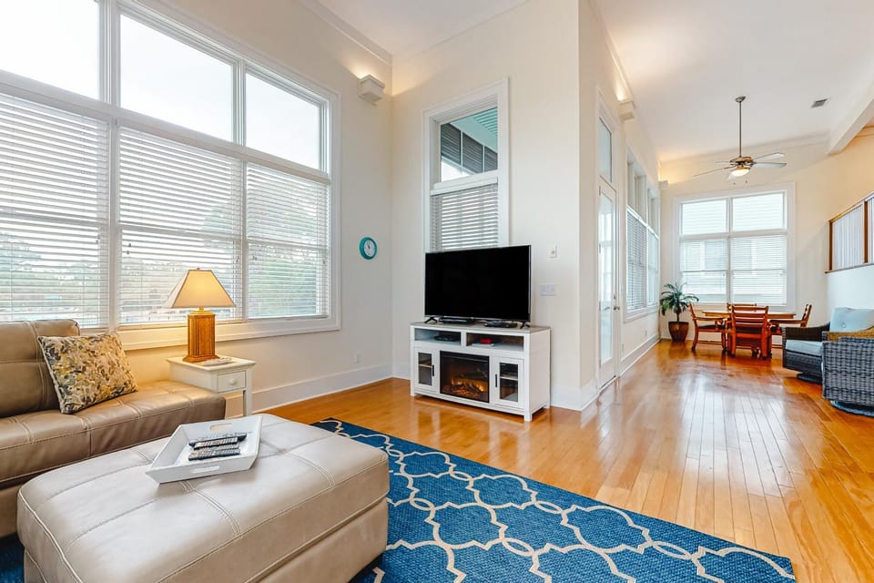 Spacious dog-friendly home with elevator screened decks on-site pool & gym House in Saint George Island