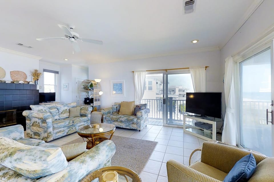 Dog-friendly beachfront gem - community pool tennis washer&dryer central AC House in Saint George Island