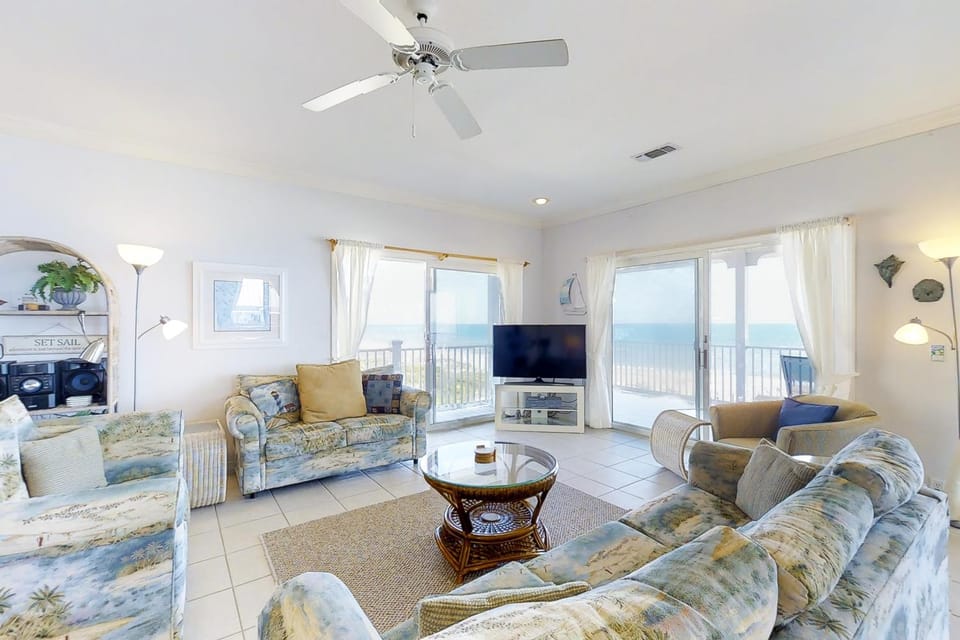 Dog-friendly beachfront gem - community pool tennis washer&dryer central AC House in Saint George Island