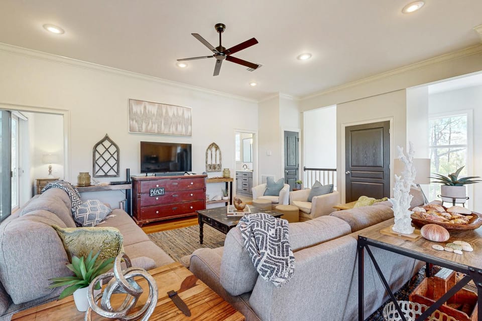 Beautiful home near the beach with community pool gym tennis House in Saint George Island