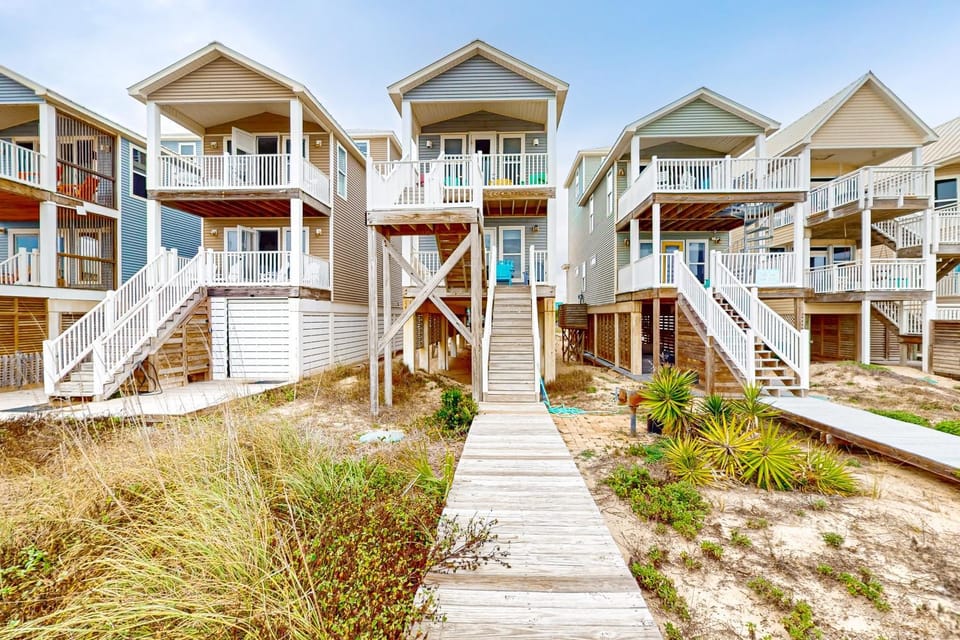 Newly renovated gulf front home - Dog friendly multiple decks boardwalk 2 beach House in Saint George Island