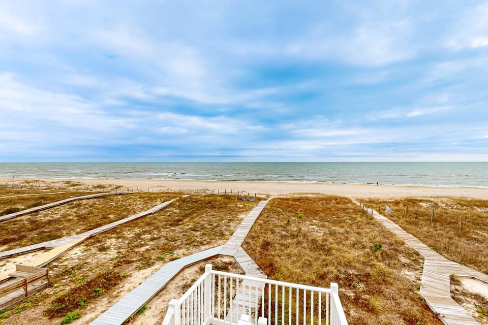 Newly renovated gulf front home - Dog friendly multiple decks boardwalk 2 beach House in Saint George Island