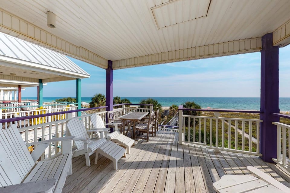 Dog-friendly beachfront home with a washer&dryer central AC beach access House in Saint George Island